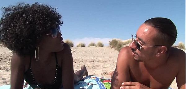  Lily, belle black baisée en bondage sur une plage naturiste [Full Video]